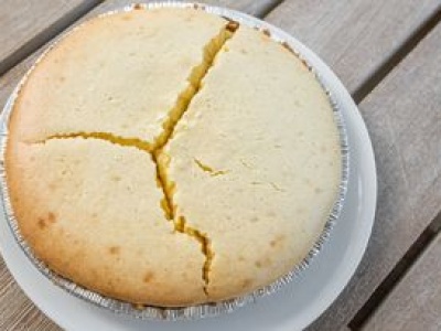 Sernik wychodzi brzydki i pęka? Na pewno popełniasz błąd przy tej czynności