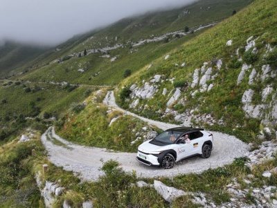 Podobno nimi się nie da podróżować. Polak takim autem zdobył najpiękniejsze drogi Europy