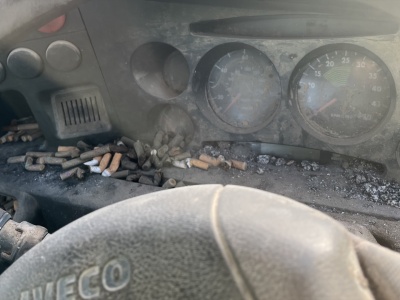 Iveco Daily stało się popielniczką. To dopiero początek jego problemów