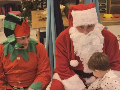 Członkowie zarządu powiatu sokołowskiego: Maciej Osiński jako Mikołaj a Tomasz Małczuk jego elfem w świątecznej akcji (galeria zdjęć)