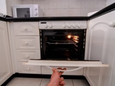 Brudny piekarnik? Nie kupuj drogiej chemii! Trik za 2 złote ratuje domowy budżet