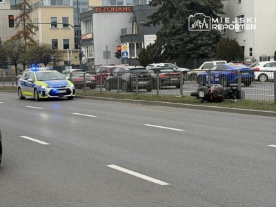 Wypadek w Wilanowie. Motocyklista w szpitalu, kierowca auta uciekł