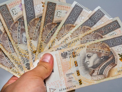 Skarbówka odda pieniądze seniorom. Nawet 400 zł na osobę. Zacznie się w lutym 2026