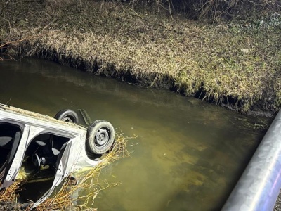 Auto w rzece! W pojeździe uwięzione dwie młode osoby.