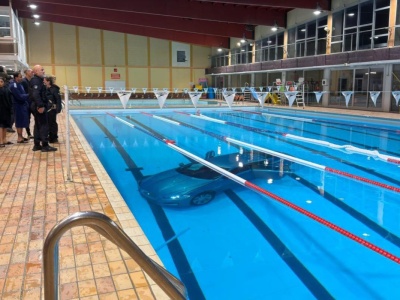 Kobieta pomyliła hamulec z gazem. Samochód wpadł do wody. Jechała z 5-letnią córką