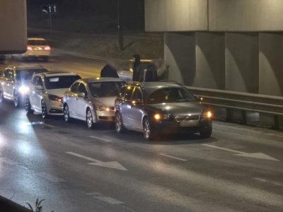 Zderzenie trzech aut pod wiaduktem. Są utrudnienia w ruchu na ul. Diamentowej w Lublinie