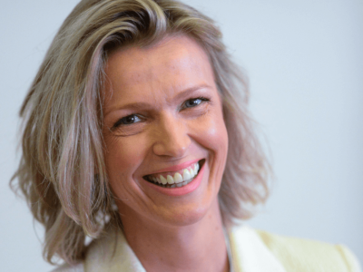 Nie biel, ani czerwień. Sweter Magdy Mołek w odcieniu 