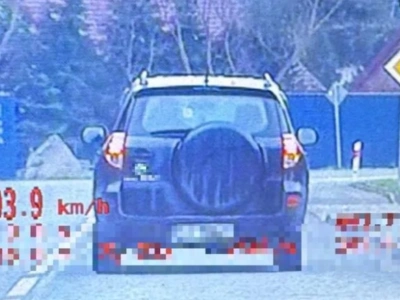 Pędził prawie 100 km/h w terenie zabudowanym. Wpadł podczas akcji 