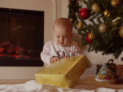 7 pomysłów na prezent dla niemowlaka. To, że nie będzie pamiętał, nie znaczy, że ma nie dostać