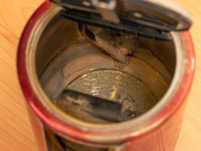 Wlej do czajnika. Kamień będzie odchodził całymi płatami