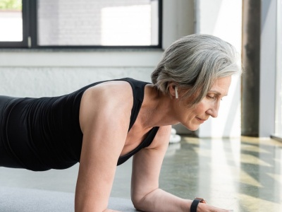 Ćwiczenie, które rzeźbi brzuch i odciąża kręgosłup. Lepsze niż deska