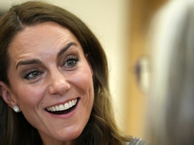 Wyszła i uwagę przyciągnęła jej twarz. Wszyscy patrzyli tylko na jedno