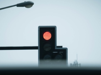 Mandat za przejazd na czerwonym w 2025 roku. Policja ukarze bez 