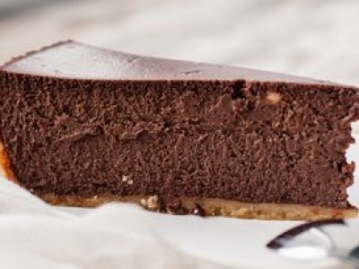 Czekoladowy sernik z trzech składników. Tak szybki, że możesz go zrobić nawet rano w Wigilię