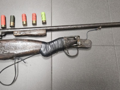 Mężczyzna postrzelił się z nielegalnej broni. Wypadek przy czyszczeniu