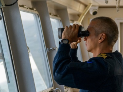 Umundurowany personel na statkach floty cieni. Szwedzi piszą o operacji wojskowej