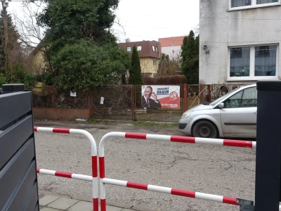 Jakby ktoś nie wiedział to przypomina, że tu jest Polska