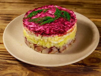 Śledzie pod pierzynką to hit Wigilii. W moim domu znikają ze stołu w minutę