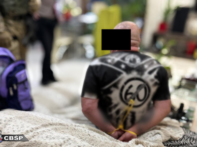 CBŚP zatrzymało pięciu mężczyzn podejrzanych o próbę wymuszenia rozbójniczego na warszawskim przedsiębiorcy