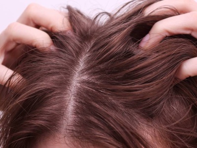 3 najlepsze szampony na przetłuszczające się włosy - przedłużają świeżość i zwiększają objętość