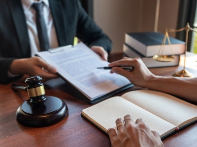 Jak podzielić spadek po rodzicach? Spadkobiercy nie mogą zapomnieć