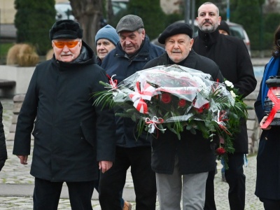 Aleksandra Dulkiewicz i Lech Wałęsa złożyli kwiaty przy Pomniku Poległych Stoczniowców
