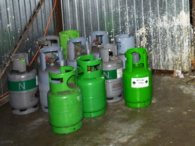 Sprzedawali butle do klimatyzacji. W środku był… cement. Zuchwałe oszustwo ujawnione