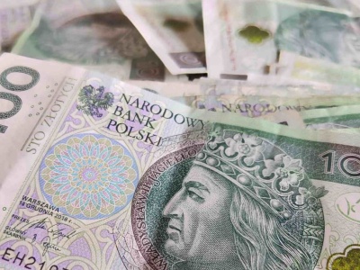 Zostawili pieniądze na klatce schodowej. Seniorzy z Krowodrzy stracili prawie milion złotych