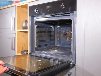 Łączę sodę z tym i smaruję ścianki. Piekarnik znów lśni