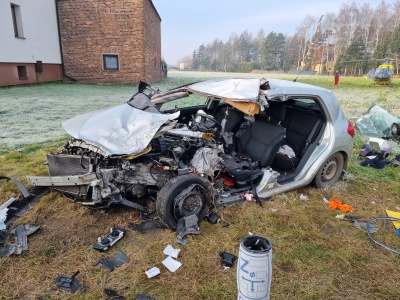 Czołowe zderzenie osobówki z ciężarówką w Chełmie Śląskim