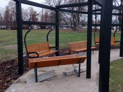 Zdewastowali strefę do relaksu w parku na Woli, która jest od niedawna. 
