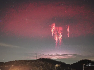 Wygląda jak kadr z filmu o UFO, a to czysta fizyka. Co sfotografowano nad burzą?