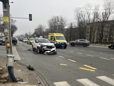 Kierowca przewozu osób na aplikację doprowadził do kolizji we Włochach