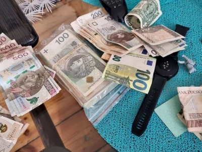 Blisko milion złotych w gotówce trzymali w mieszkaniu. Wszystko zabrali oszuści