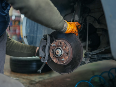 Oto sposób na piszczące klocki hamulcowe – porady eksperta