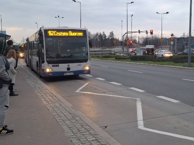 Miasto tłumaczy opóźnienia w zadaszeniu przystanków przy Rondzie Mogilskim i Nowym Kleparzu