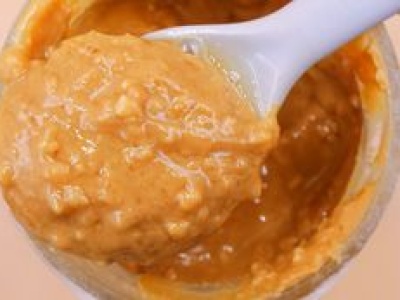 Łyżka dziennie może zmienić twój metabolizm. Sprawdź, co naprawdę robi masło orzechowe