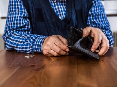 Ci warszawiacy mogą liczyć na dopłaty do kosztów odbioru śmieci. Zapłacą o połowę mniej