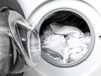 Żaden ocet czy soda. Wsyp to do pralki, a pranie zyska śnieżną biel