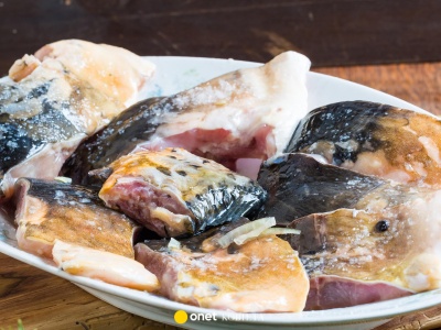 Tradycyjny karp na świątecznym stole. Jak pozbyć się zapachu mułu?