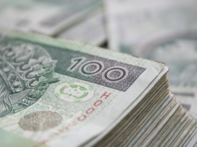 Nawet 15 tys. zł brutto, stabilna umowa i stałe godziny. Praca, w której nie potrzeba studiów