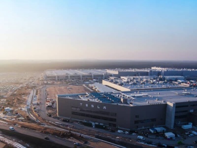 Tesla zainwestuje blisko 1 mld euro w Niemczech. Produkcja ogniw ruszy w 2027 roku