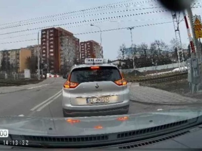 Wjechał na przejazd kolejowy. Teraz może pożegnać się z pracą