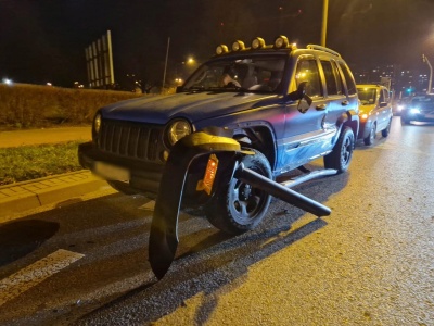 Ona chciała włączyć się do ruchu, on postanowił być szybszy. Doprowadził do zderzenia trzech aut