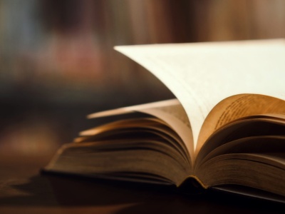 Mieszanka stylów, ironia i sarkazm, czyli jeden z ciekawszych debiutów poetyckich lat 90.