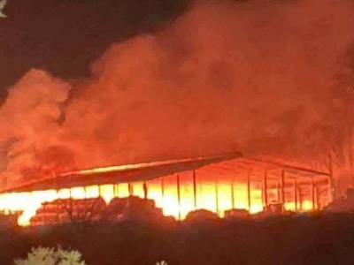 Pożar balotów pod wiatą magazynową