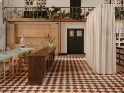 WNĘTRZE TYGODNIA: Stuletni uniwersytet w Helsinkach dostał drugie życie. Niezwykła przestrzeń pełna światła i czystej formy