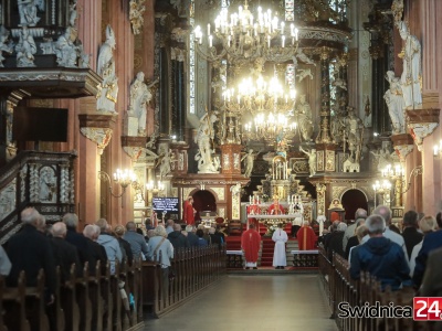 Ilu katolików chodzi do kościoła, ilu uczniów uczęszcza na religię? Najnowsze dane dotyczące religijności Polaków
