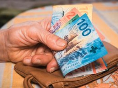 Ma 67 lat i mieszka w Szwajcarii. Taką dostaje emeryturę