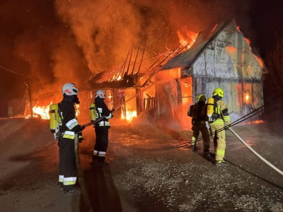 Pożar budynku gospodarczego. Nocna akcja strażaków pod Krakowem (Galeria)